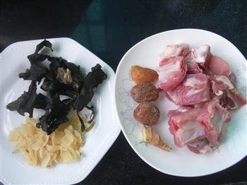 清热润燥-百合海带排骨汤的做法图解1
