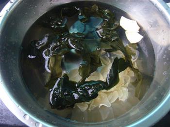 清热润燥-百合海带排骨汤的做法步骤2