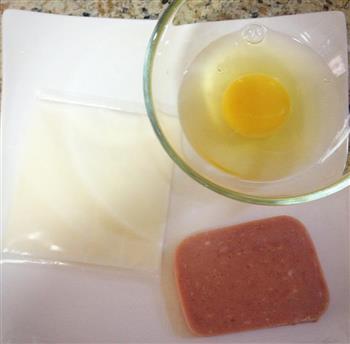 美好的一天从快手早餐开始-火腿奶酪煎蛋的做法步骤1