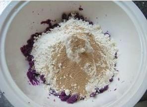很惊艳的紫薯开花馒头的做法步骤2