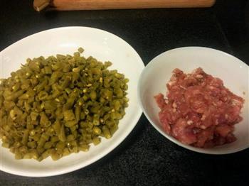 泡椒酸豇豆炒肉末的做法步骤1