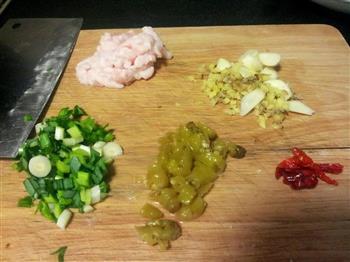 泡椒酸豇豆炒肉末的做法步骤2