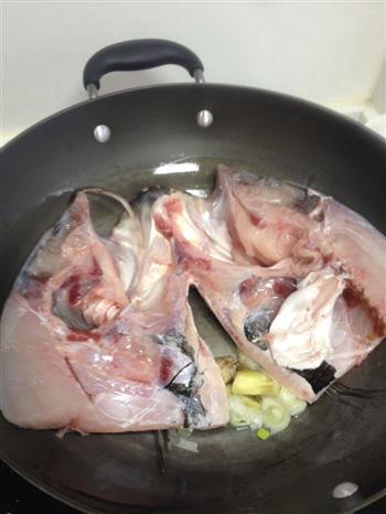 暗藏牛筋的快手鱼头汤的做法步骤2