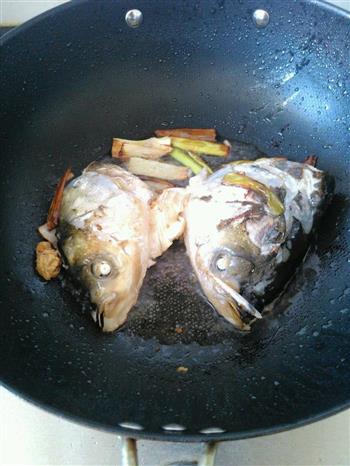 养生鱼头汤的做法步骤2