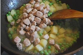 豌豆猪肉土豆丁的做法步骤7