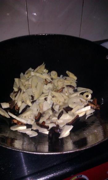 家常菜，香菇肉丝炒笋的做法步骤5