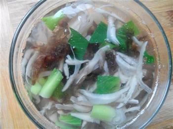 蘑菇青菜紫菜汤的做法步骤2