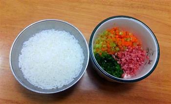 简单火腿蔬菜炒饭的做法步骤1