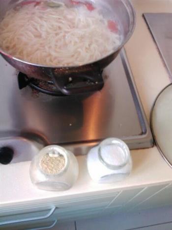 清香热汤面的做法步骤5