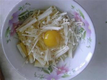 金针菇炒鸡蛋的做法步骤2
