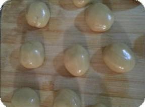 莲蓉蛋黄月饼的做法步骤3