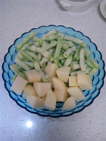 素烧土豆炖豆角的做法图解1