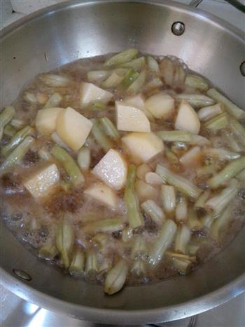 素烧土豆炖豆角的做法步骤8
