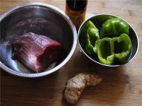 青椒蚝油牛肉粒的做法步骤1