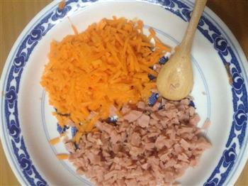 米饭胡萝卜鸡蛋饼的做法步骤1