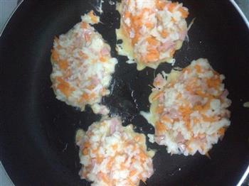 米饭胡萝卜鸡蛋饼的做法图解3