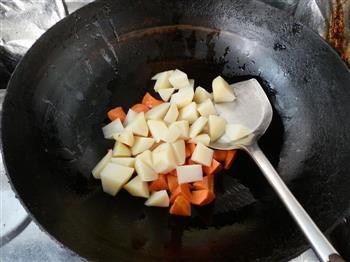 胡萝卜土豆炖牛肉的做法图解2