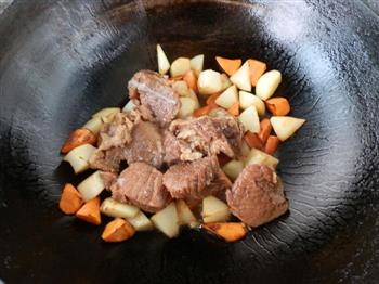 胡萝卜土豆炖牛肉的做法步骤4
