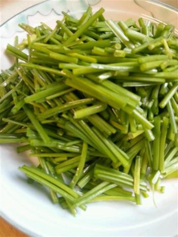 家常菜韭菜苔炒毛豆的做法步骤2