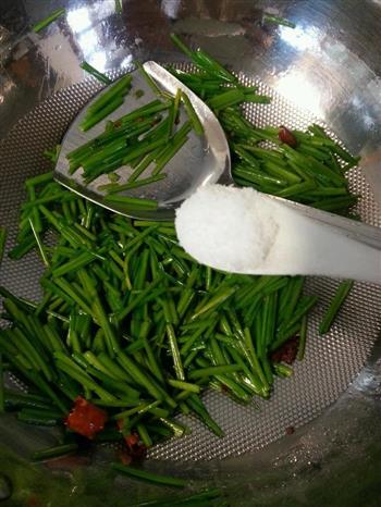 家常菜韭菜苔炒毛豆的做法步骤5