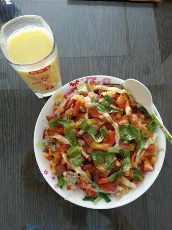 黑椒培根花甲番茄焗饭+新鲜玉米汁的做法步骤1