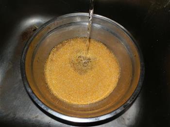 玉米渣粥的做法步骤2