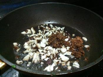 香菇肉沫炒乌冬的做法步骤3