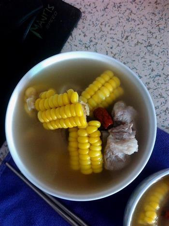 懒人电饭煲玉米排骨汤的做法图解1