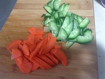 胡萝卜黄瓜肉片的做法图解2
