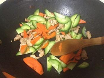 胡萝卜黄瓜肉片的做法步骤5