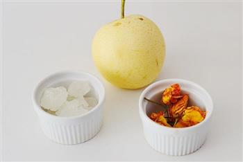 秋季止咳润肺炖品—金莲花炖梨的做法步骤1