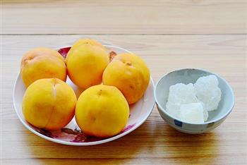 秋季纯天然甜品—糖水黄桃的做法步骤1