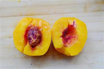 秋季纯天然甜品—糖水黄桃的做法步骤3