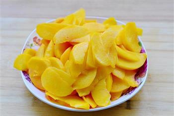 秋季纯天然甜品—糖水黄桃的做法步骤4
