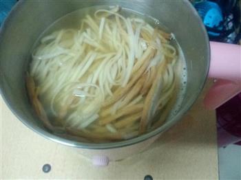 黄花菜汤面的做法步骤6