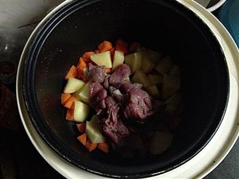 万能的电饭锅君-咖喱牛肉饭的做法步骤3