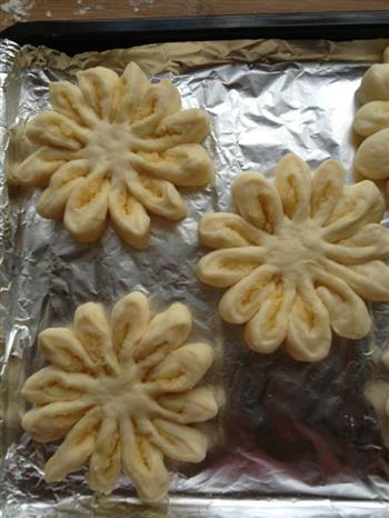 椰蓉花形面包的做法步骤8