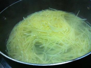 凉拌酸辣土豆丝的做法步骤2