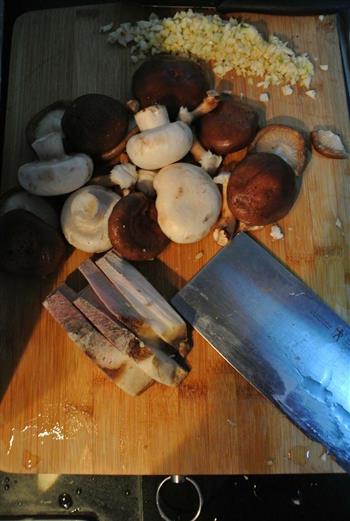 腊肉双菇饭的做法图解1