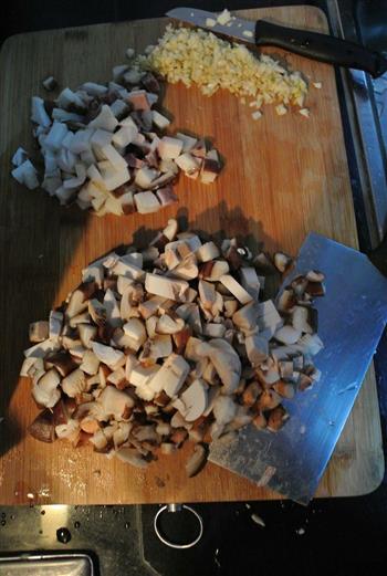 腊肉双菇饭的做法图解2