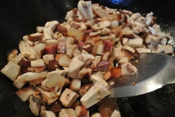 腊肉双菇饭的做法步骤4