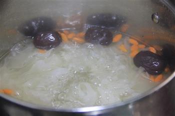 百合银耳红枣枸杞汤的做法步骤2
