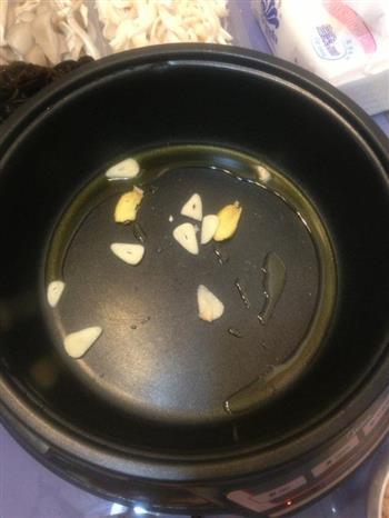 辣白菜五花肉菌菇海鲜锅的做法图解4