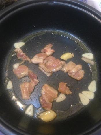 辣白菜五花肉菌菇海鲜锅的做法步骤5