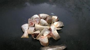 黄花鱼瘦肉白菜汤的做法图解5