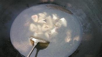 黄花鱼瘦肉白菜汤的做法图解6