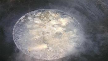 黄花鱼瘦肉白菜汤的做法图解7