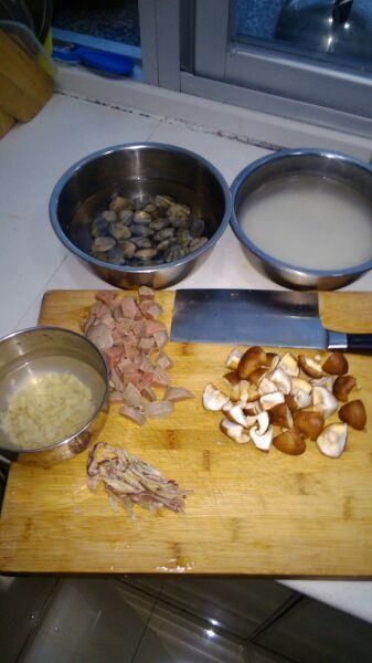 干贝花蛤鲜菇粥的做法步骤1