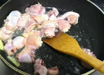 板栗烧鸡的做法步骤2