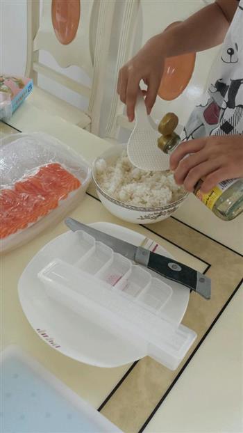三文鱼寿司小卷的做法步骤2
